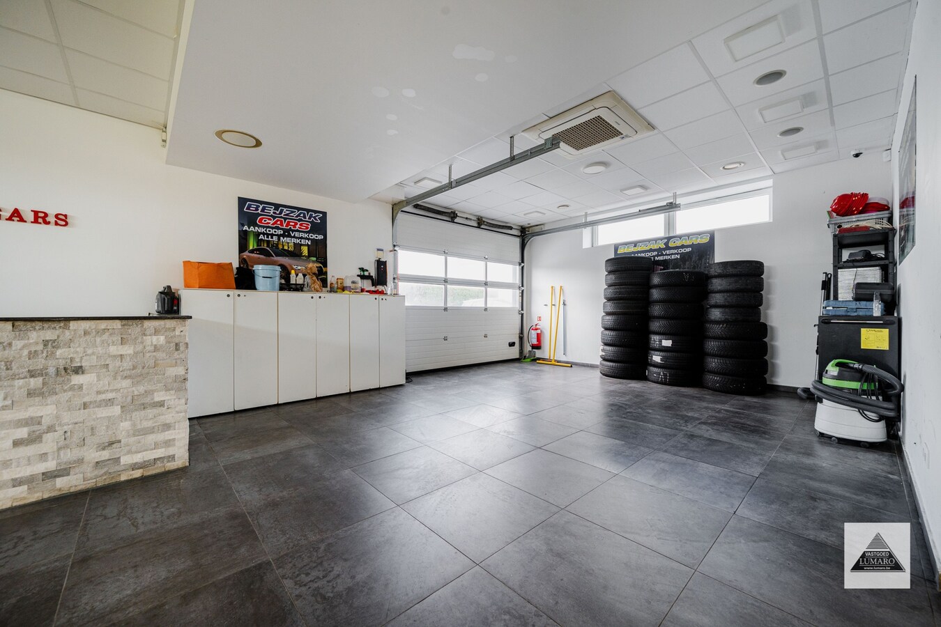 Schitterende showroom 280 m² (+ kantoren), op 2,4 km van de nieuwe Mc Donalds. 