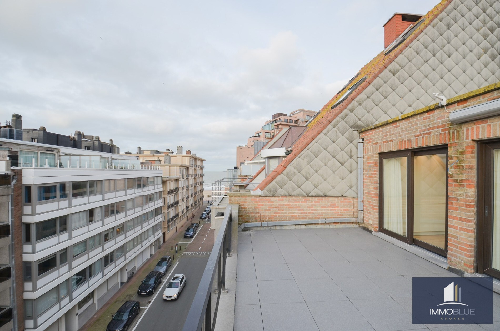 Penthouse entièrement rénové avec deux terrasses spacieuses (+/- 50 m²) situé à deux pas de la mer. 