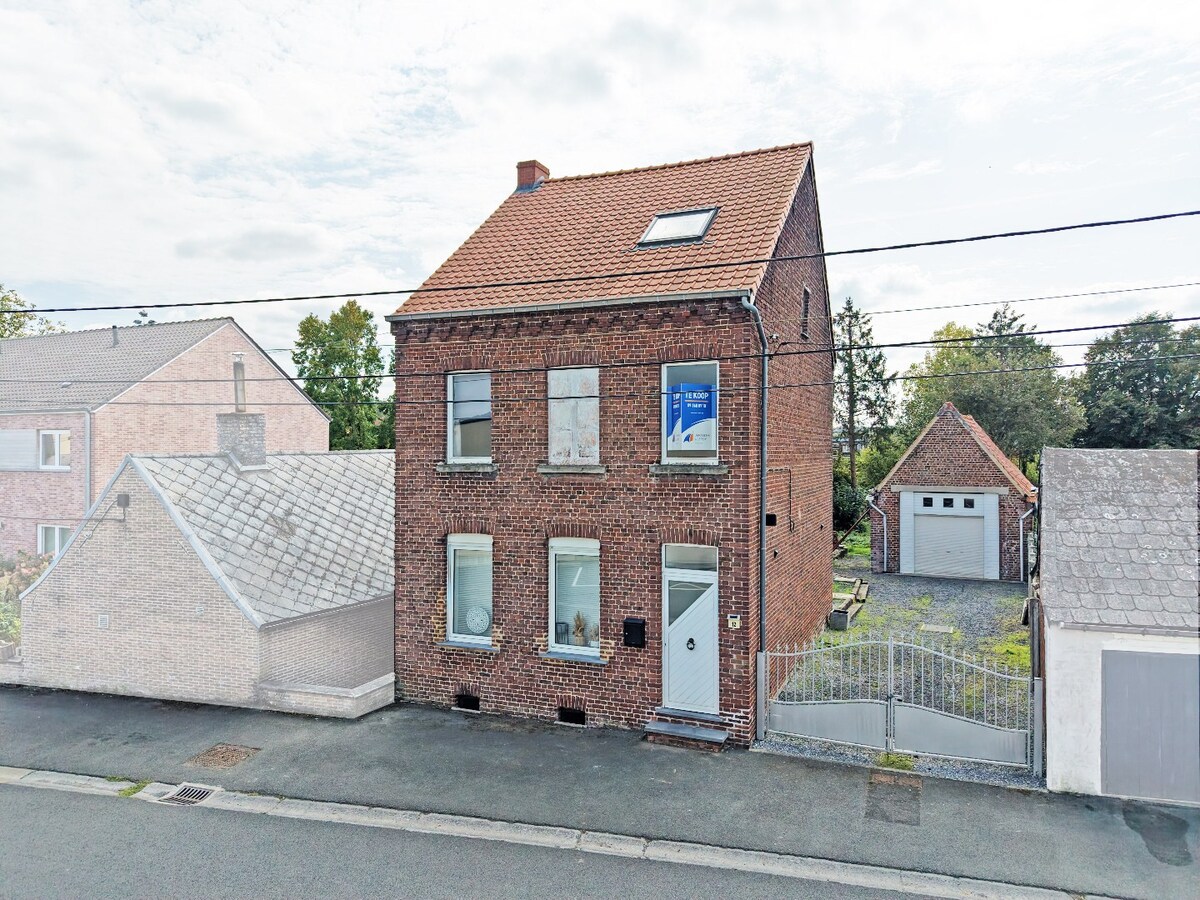 Instapklare starterswoning gelegen in de dorpskern van Amougies 