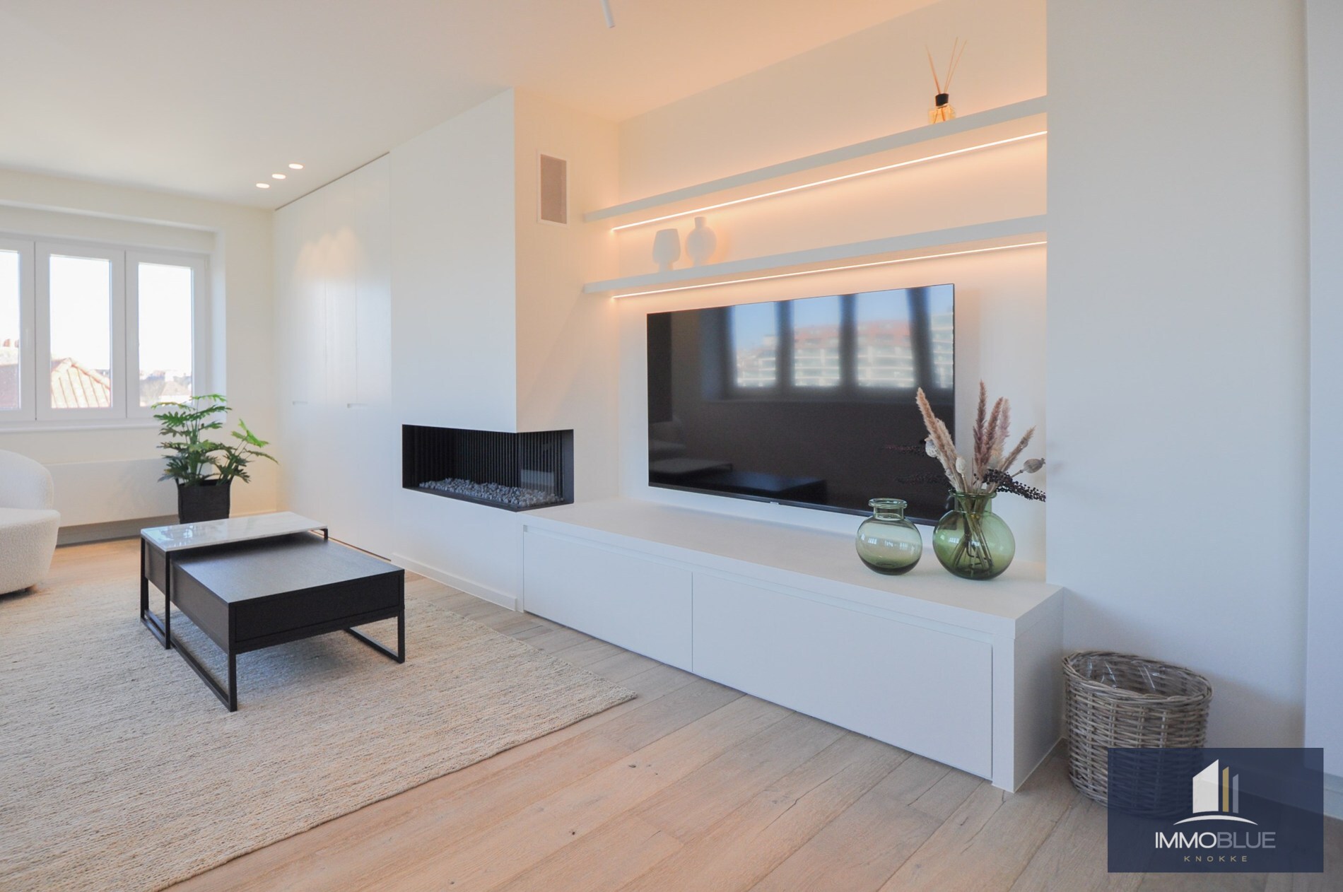 Appartement entièrement rénové et situé au calme, offrant une vue magnifique sur le Zegemeer. 