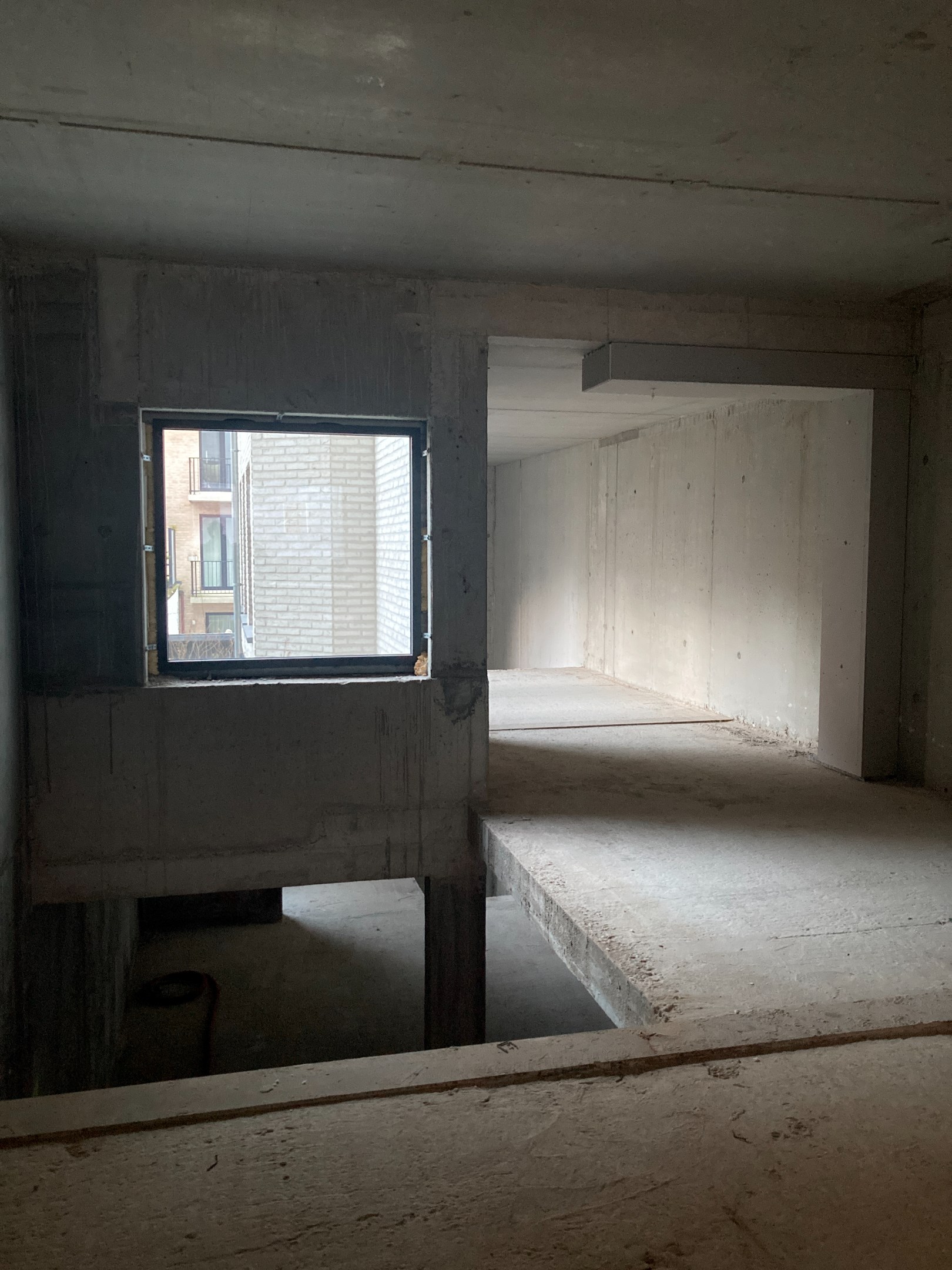 Casco winkelruimte met mezzanine met veel lichtinval gelegen  in een nieuwbouwresidentie op een toplocatie op die Lippenslaan te Knokke. 