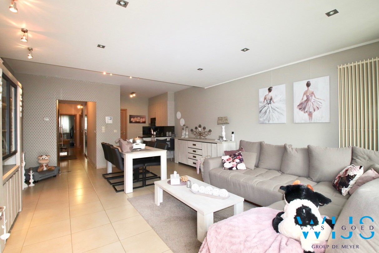 GELIJKVLOERS appartement met 2 slaapkamers &amp; garage te Ertvelde! 