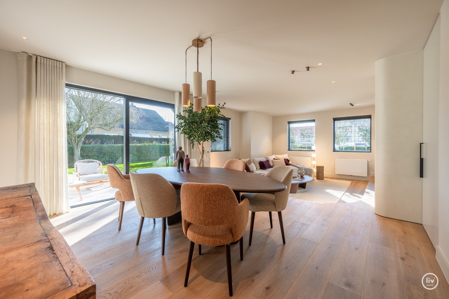 Magnifique villa rénovée, située sur un grand terrain de 1365 m2 dans un quartier résidentiel de villas, à proximité du centre de Knokke. 