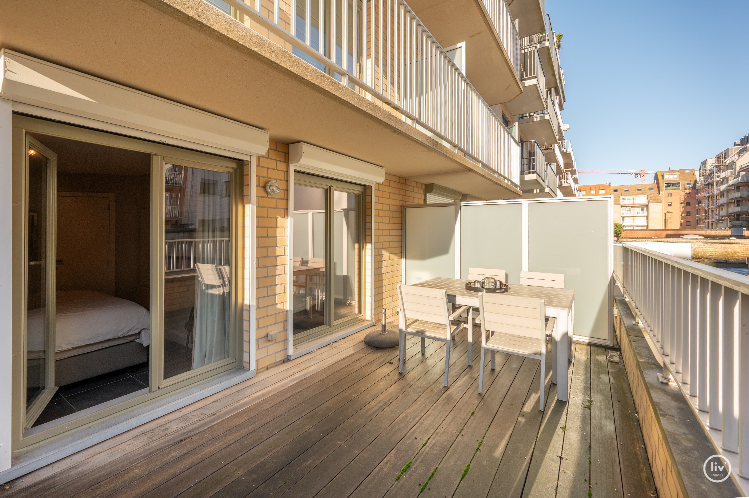 Bel appartement spacieux et récent situé au centre de l'avenue Léopold à Knokke. 