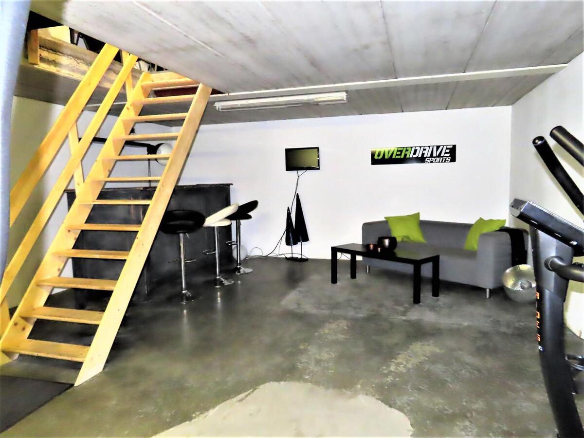 Prachtige villa, rustig gelegen te Houthalen. Dichtbij autosnelwegen en openbaar vervoer. Het centrum van Houthalen op 5 minuten en Hasselt op 15 minuten. 