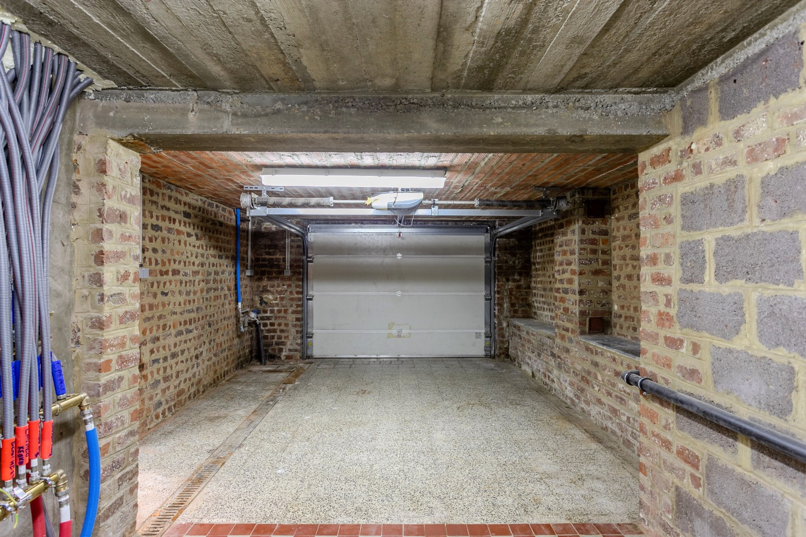 Gerenoveerde woning (EPC B) met 3 slpks (5 mogelijk) garage en tuin in een rustige straat te Lembeek 