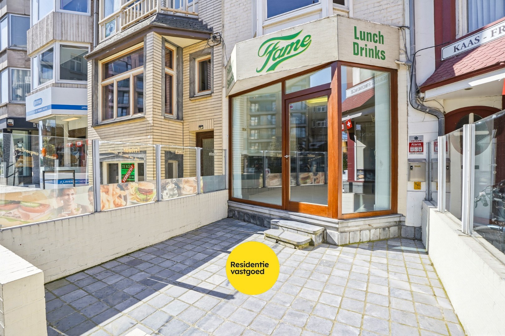 Goed gelegen gebouw op 117m² te De Panne bestaande uit een handelsruimte en woonst. 