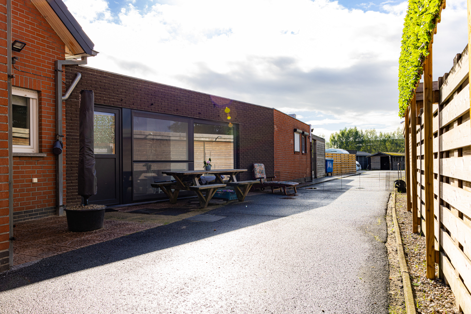 Energiezuinige woning op 6.229 m² met 4 slpks én ideaal voor paardenliefhebbers te Adegem 