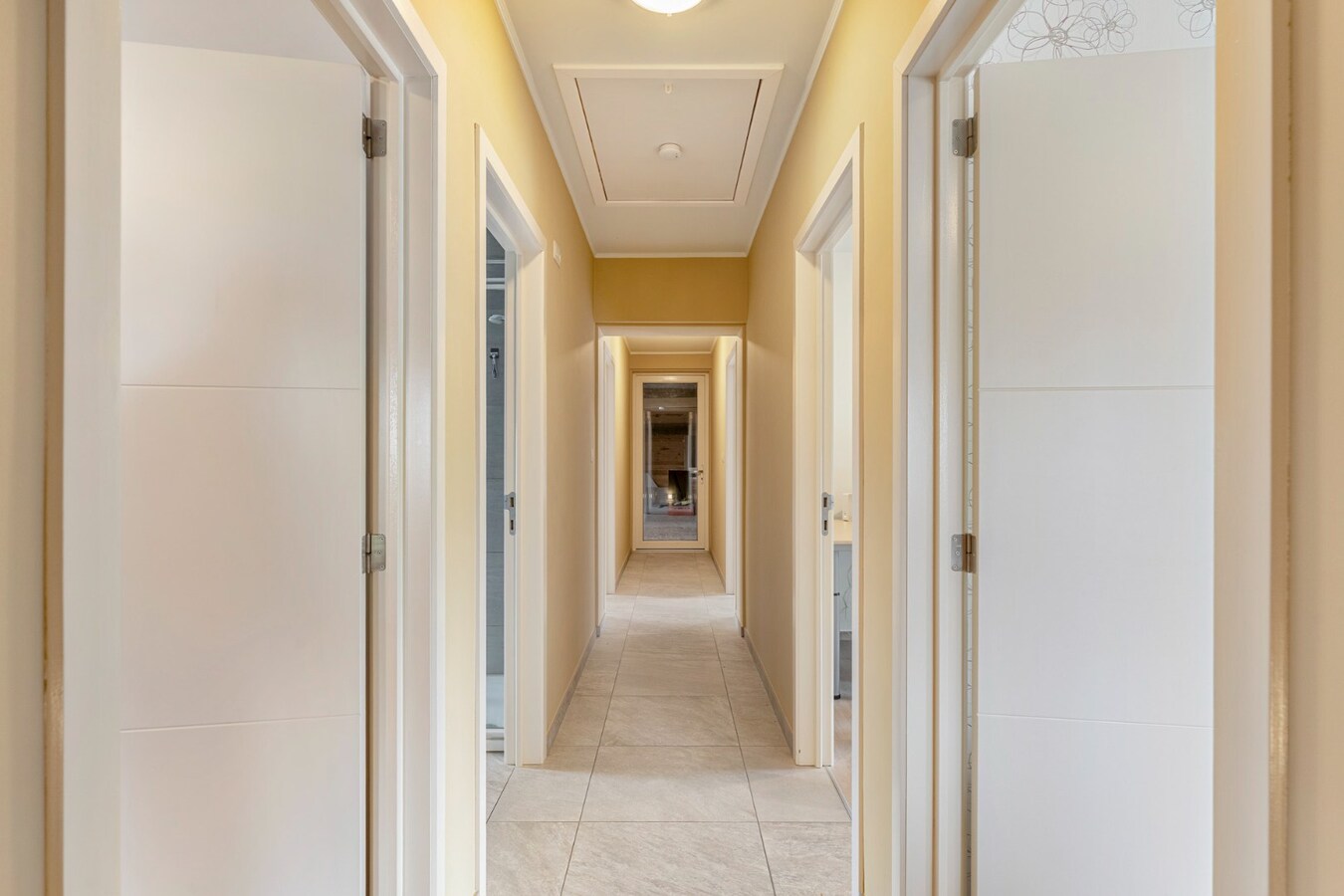 Vrijstaande, zeer verzorgde woning met aangrenzende, uitgeruste stalling/loods op een perceel van 72a14ca 