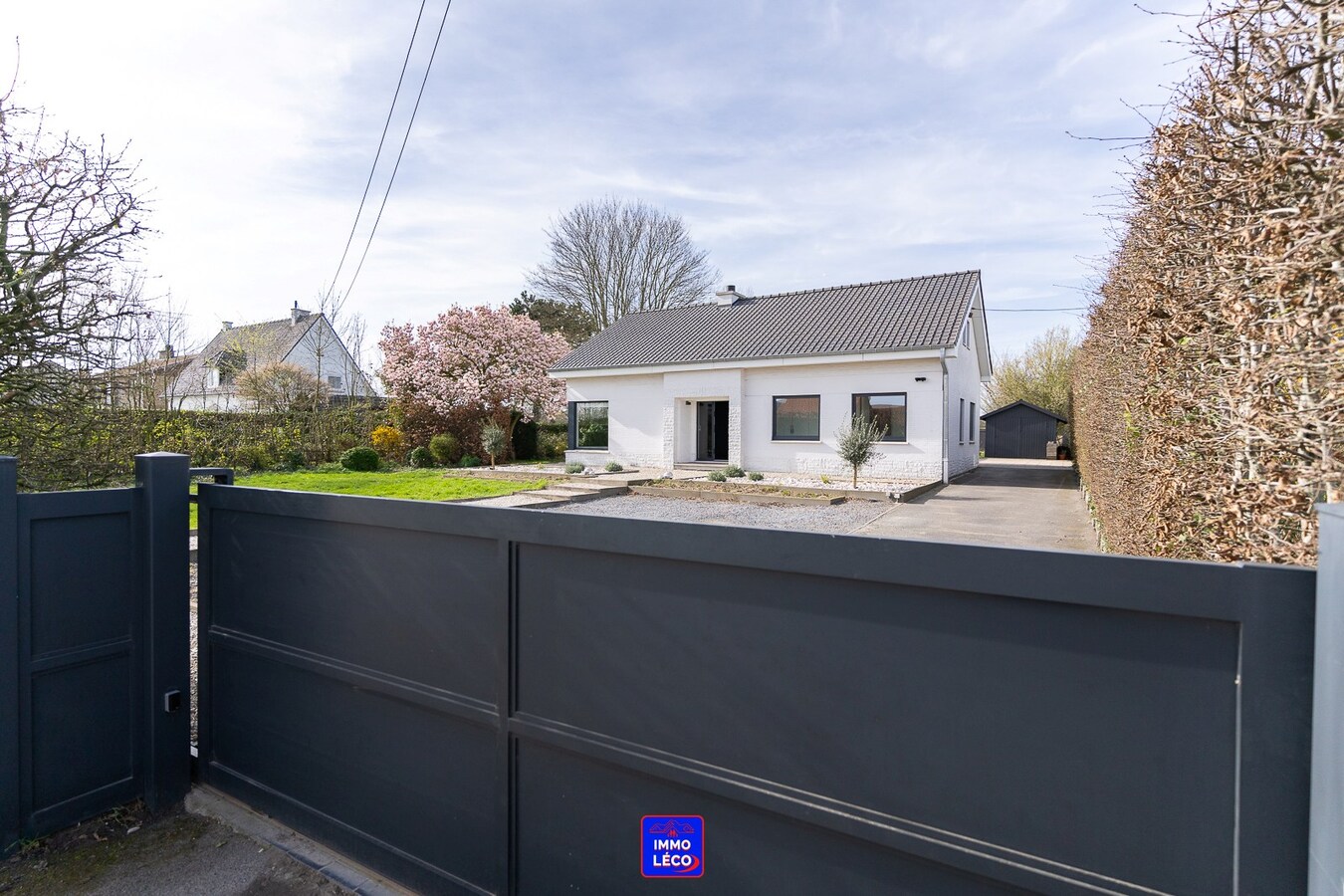 Villa "Semi Plain-Pied" érigée sur 1600m², grand parking, garage, jardin, COUP DE COEUR ! 