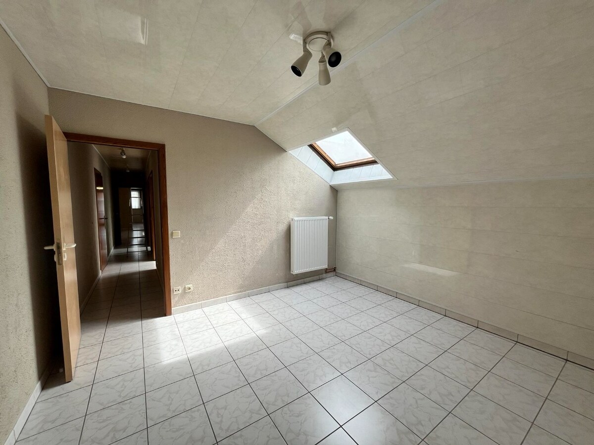 Ruim appartement met 2 slaapkamers en autostaanplaats te Leke 