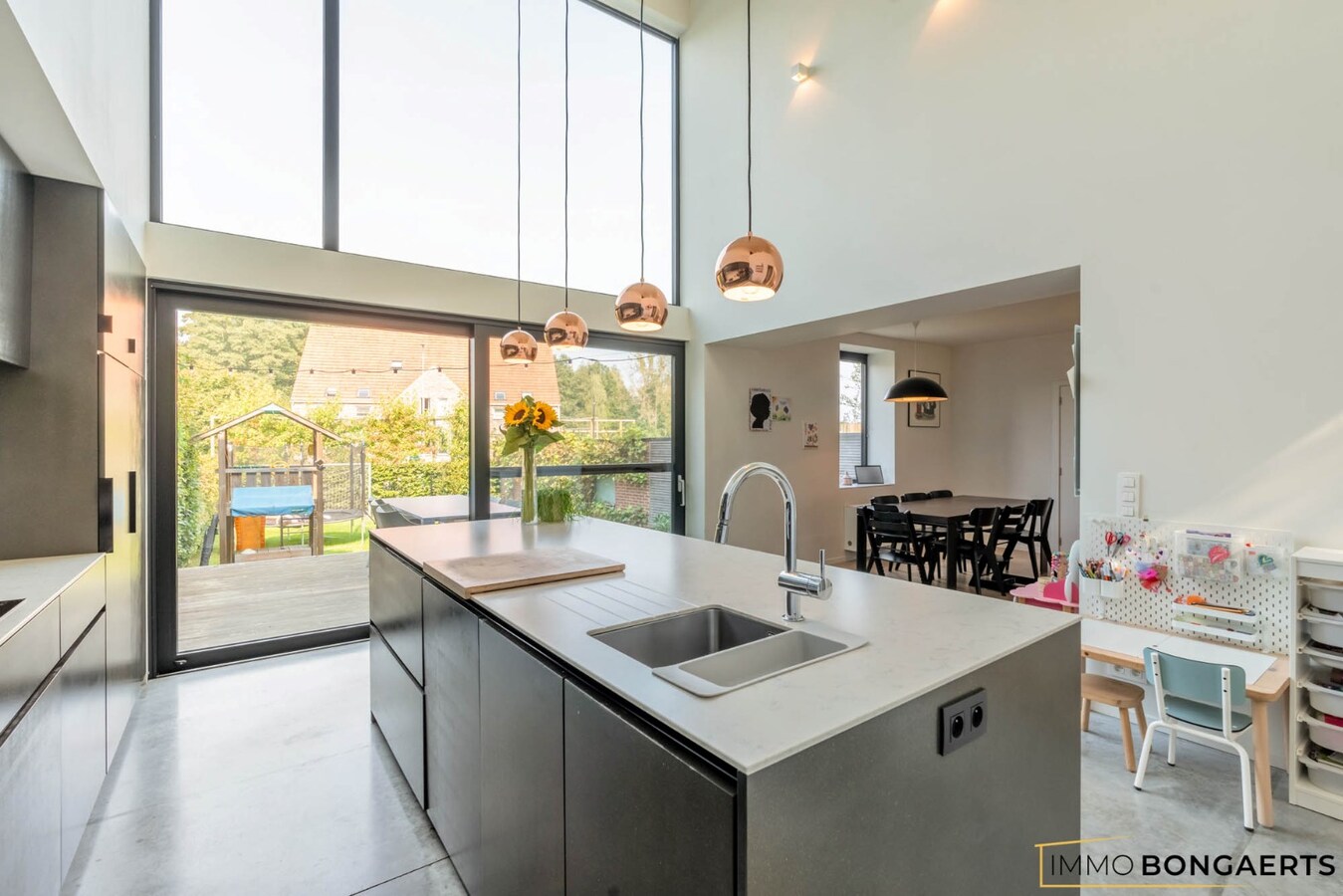 Ruime woning met garage, tuin en drie slaapkamers 