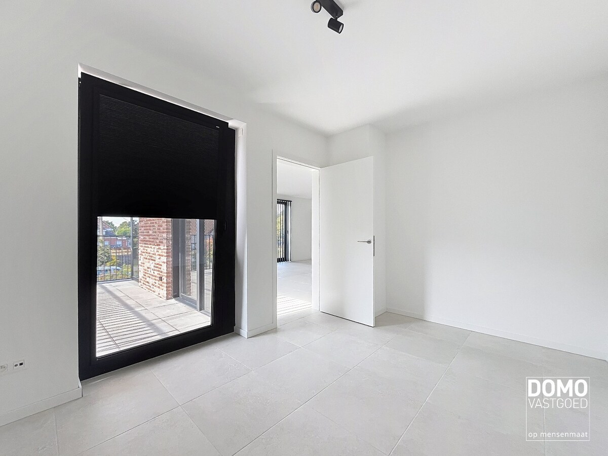 NIEUWBOUW 2 SLAAPKAMER APPARTEMENT MET TERRAS, AUTOSTANDPLAATS EN KELDERBERGING TE KERMT 