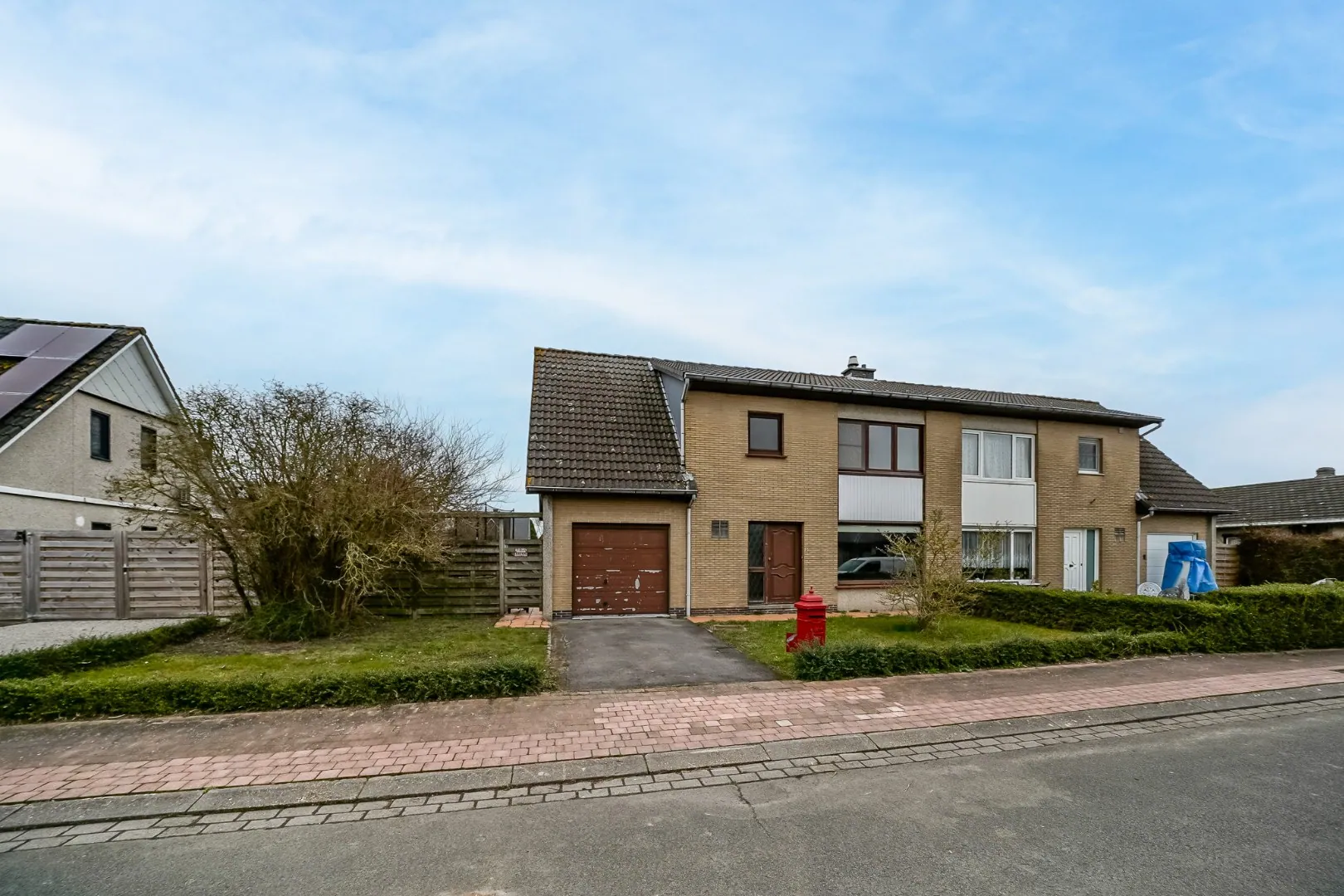 Halfopen gezinswoning met 4 slaapkamers, tuin en garage in Zandvoorde