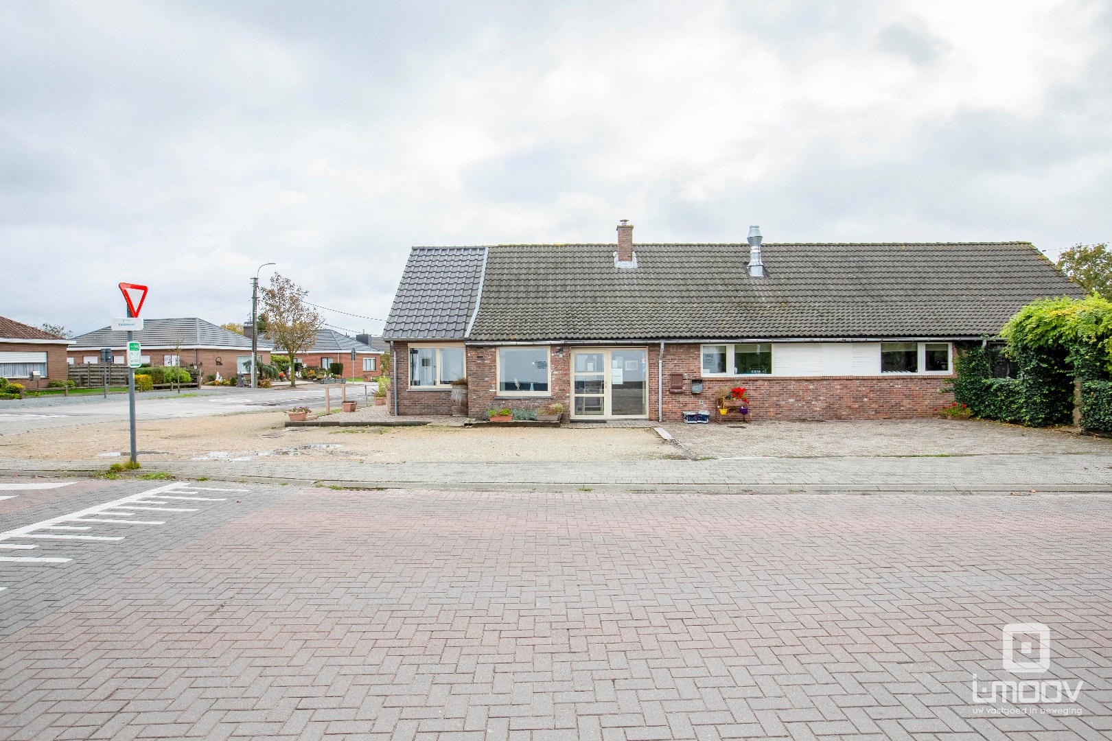 Te koop- Gebruiksklaar restaurant met terras en appartement in hartje Hijfte (Lochristi) 