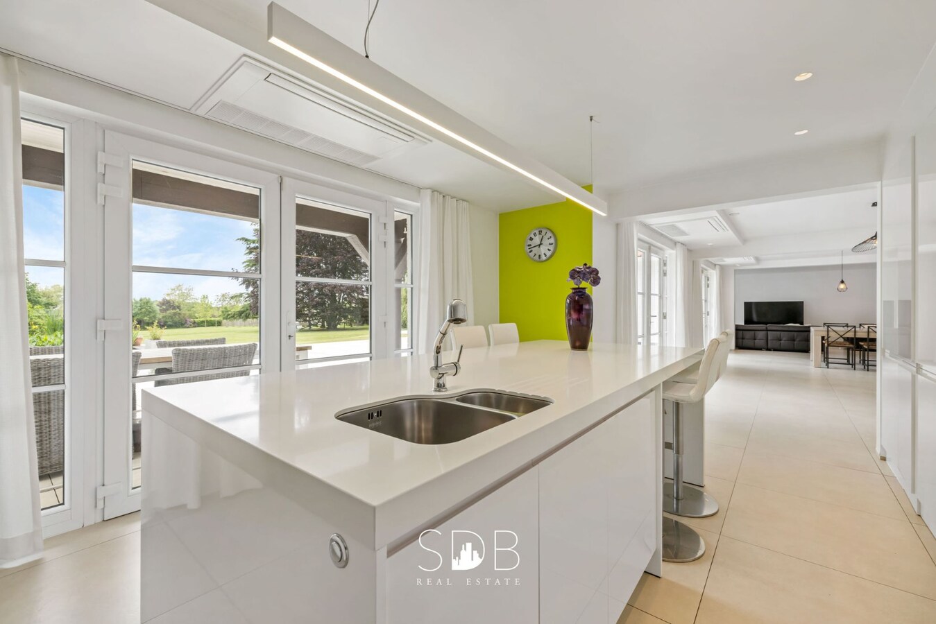 Prachtige villa met zwembad, paardenstallen, paddock en grasland op 1,3HA 