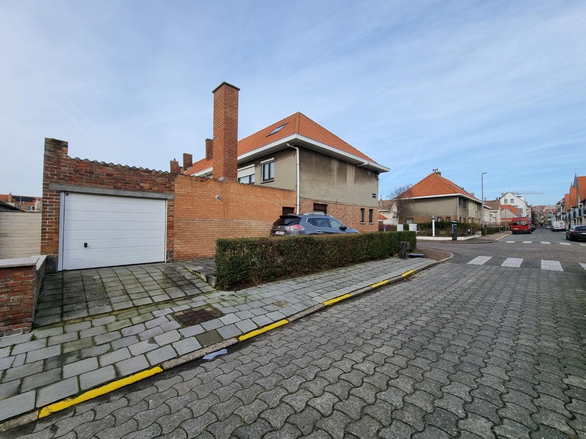 Halfopen woning met garage en dubbele oprit te Heist 