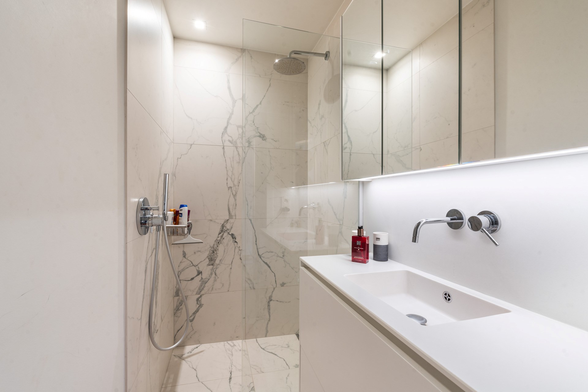 Appartement PENTHOUSE de 2 chambres entièrement rénové situé sur la Kustlaan à 50m à pied de la digue d'Albertstrand. 