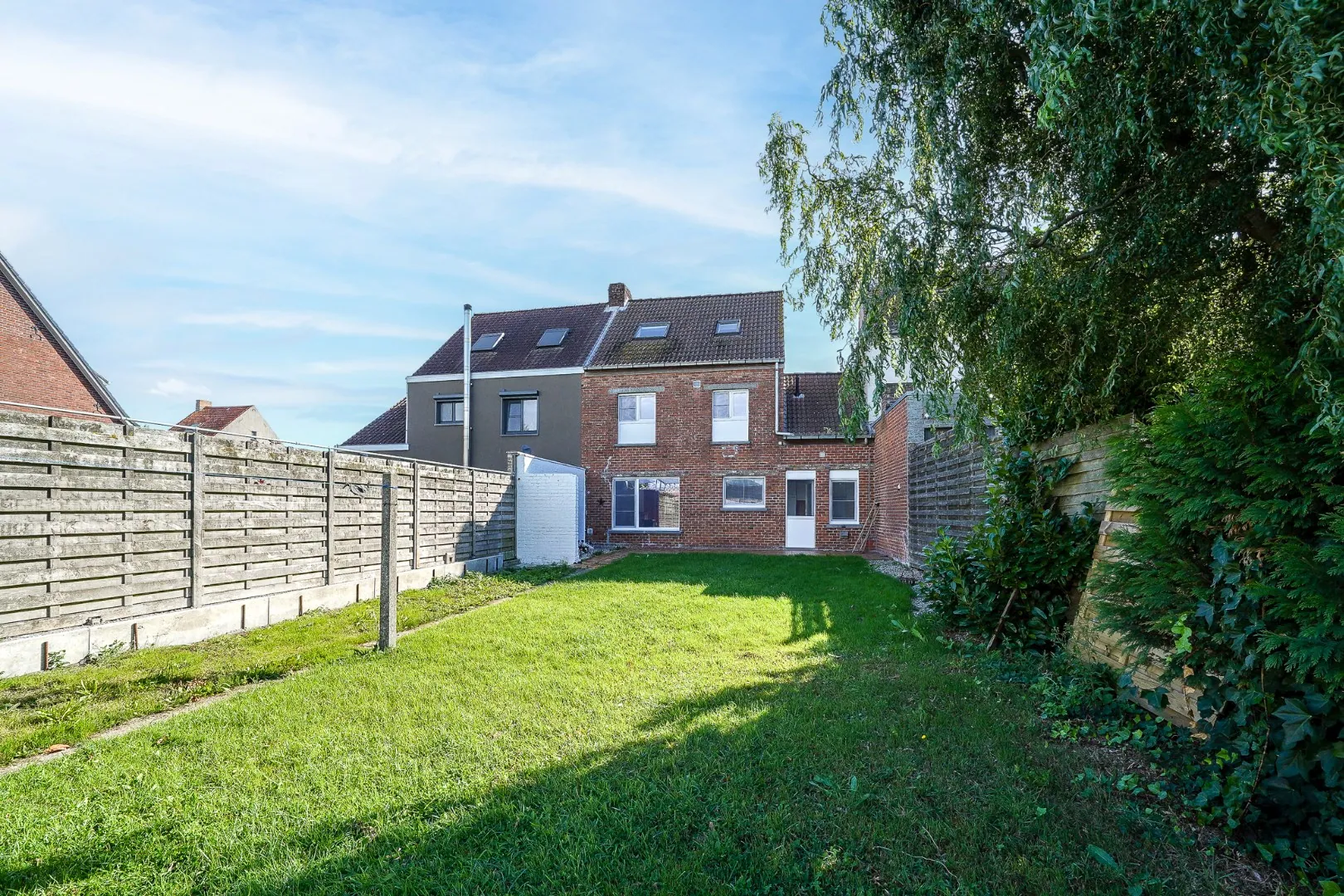 Ruime gezinswoning met tuin, garage en uitweg aan het jaagpad te Oudenburg