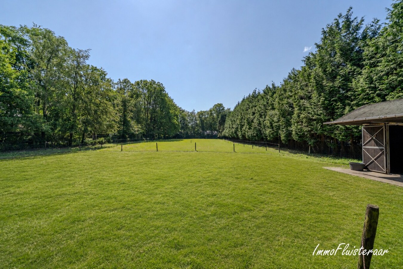 Exclusief eigendom met twee volwaardige, zelfstandige villa-woningen, een conciërgeverblijf en luxueuze paardenfaciliteiten op ruim 2 ha te Brasschaat 