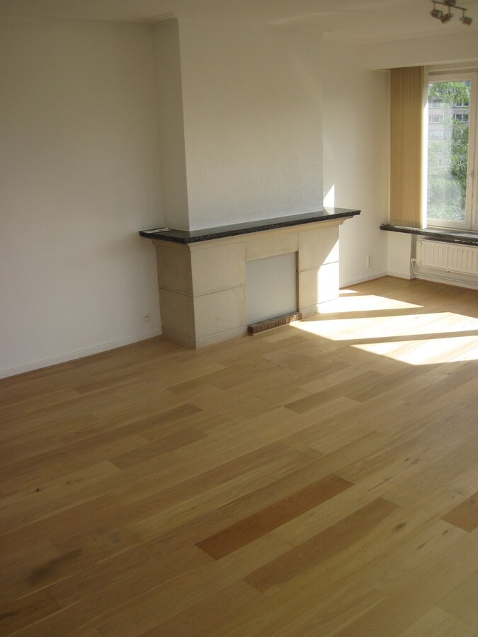 Luxueus appartement met garage en berging (kelder). 