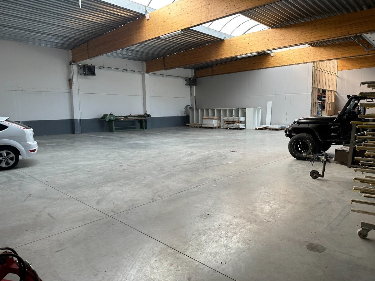 Loods van 500m² op industrieterrein van Houthulst 