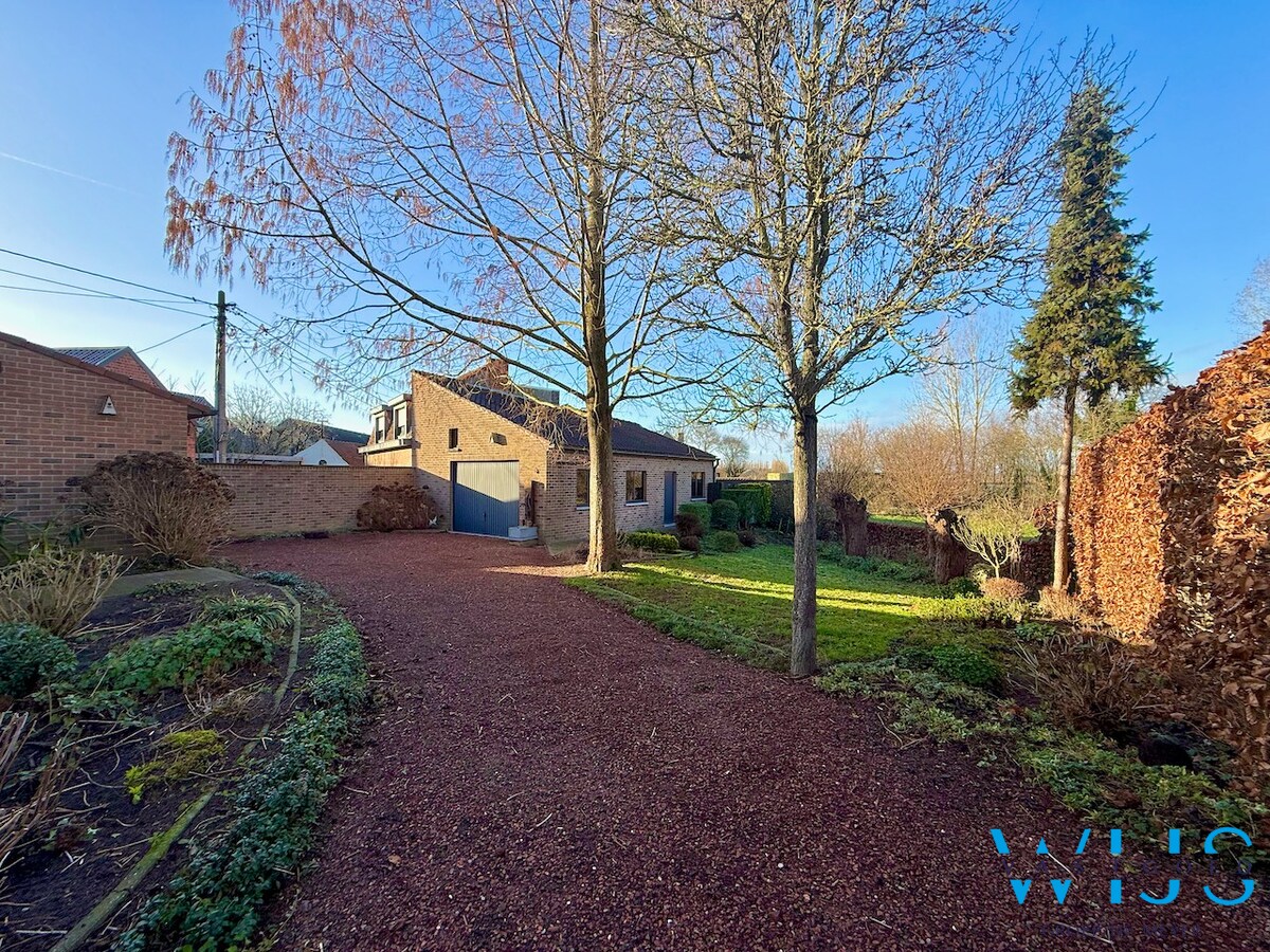 Super gezellig woonhuis met ruime garage te Boekhoute ! 