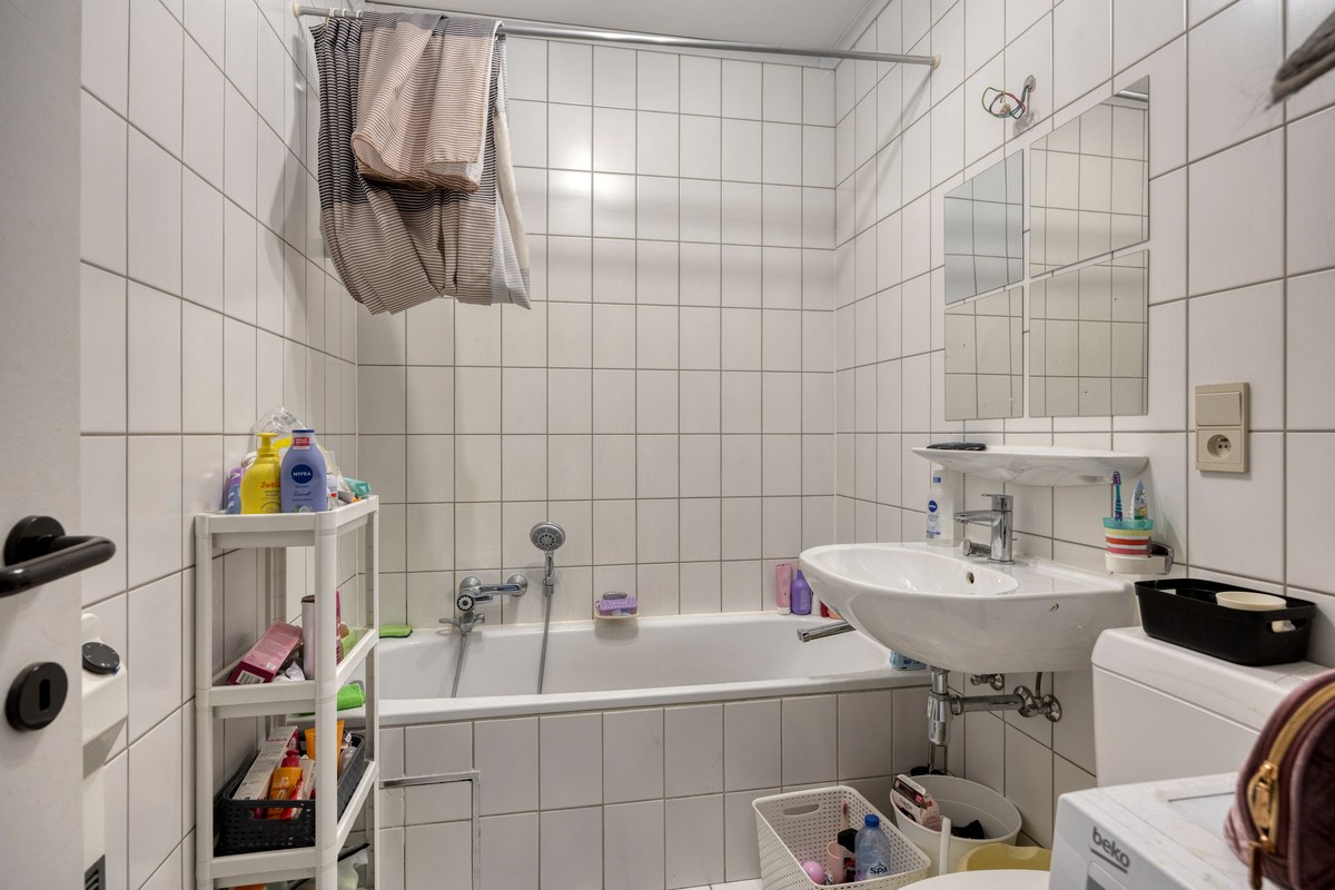 Opbrengsteigendom met 3 appartementen en 7 garages 