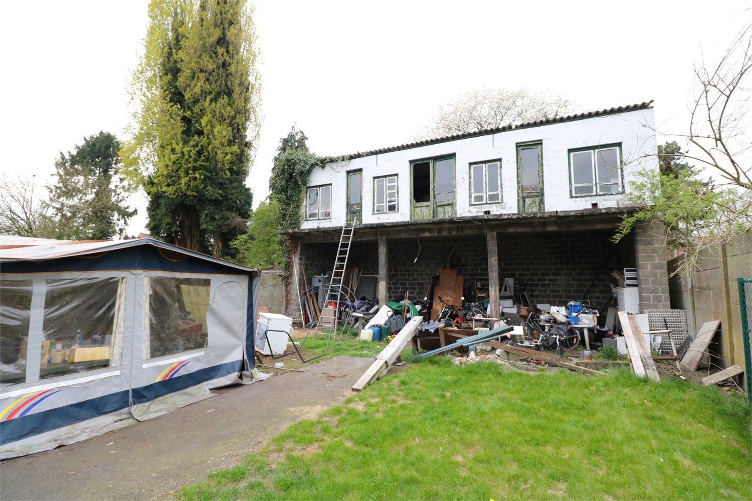 Te renoveren woning met veel mogelijkheden 