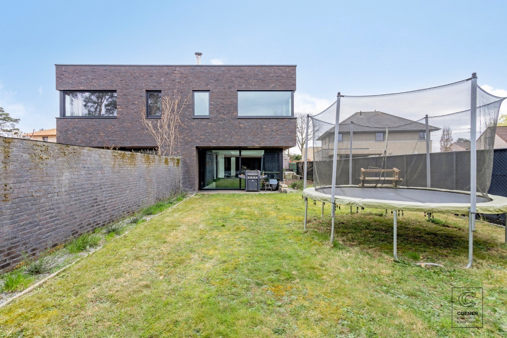 Prachtig verder af te werken HOB van 320 m² in een doodlopende straat! 