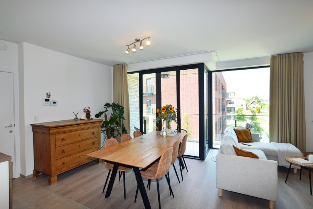 Modern, energiezuinig appartement met 2 slpks, terras, autostaanplaats en kelderberging. 