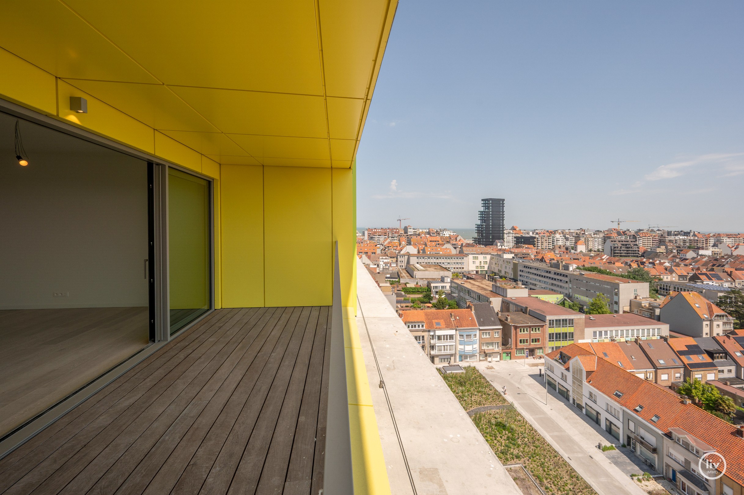 Centraal gelegen 2-kamer appartement te Res. Hoost met ruim terras genietend van zijdelings zeezicht! 