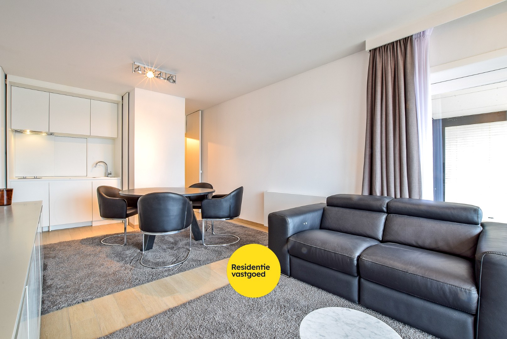 Prachtig afgewerkt appartement (45m²) met frontaal zeezicht op de zeedijk van Nieuwpoort! 