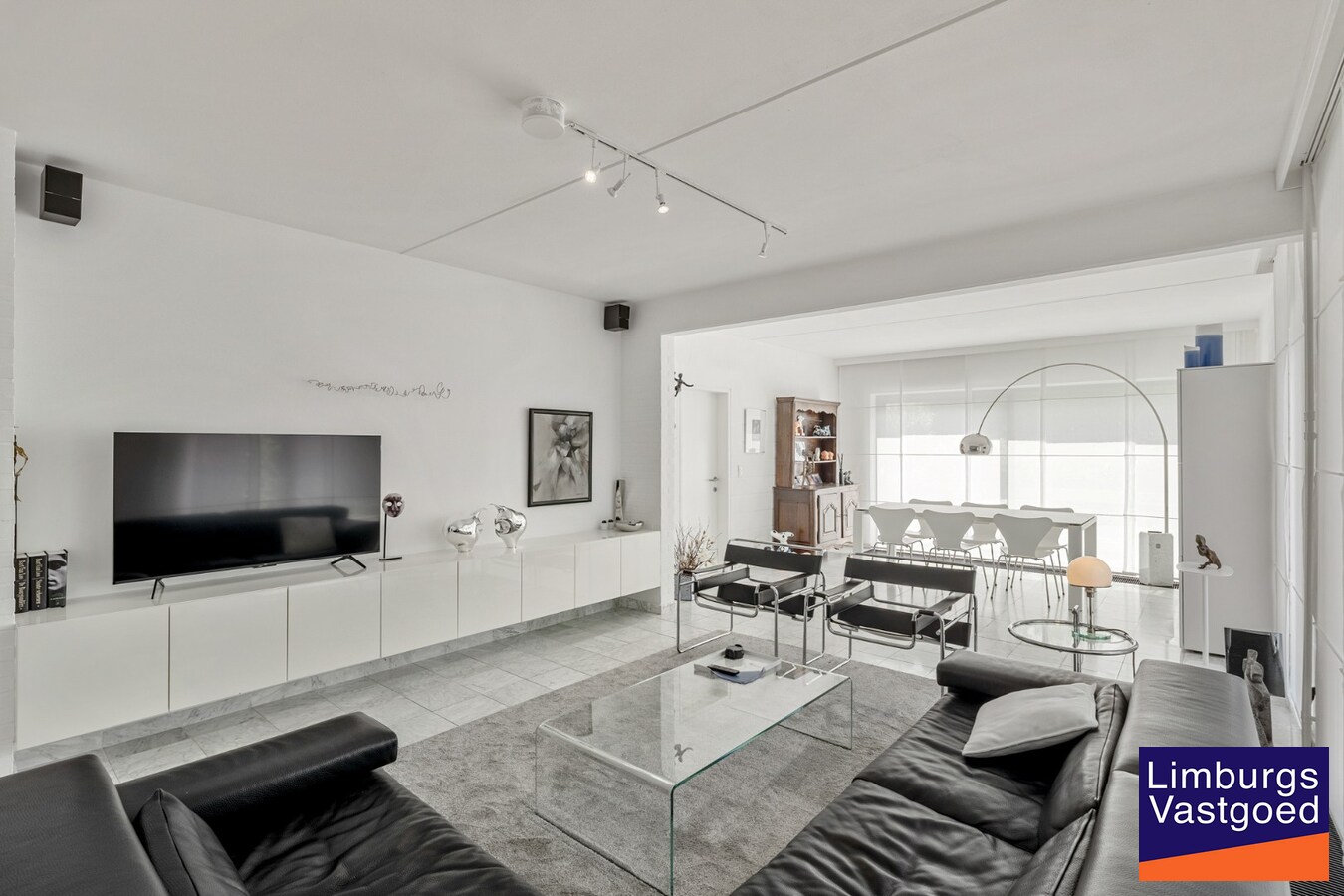 Moderne architectenwoning met mooie tuin en zwembad, 5 slaapkamers in Hasselt, OB op 8a12ca in doodlopende straat 