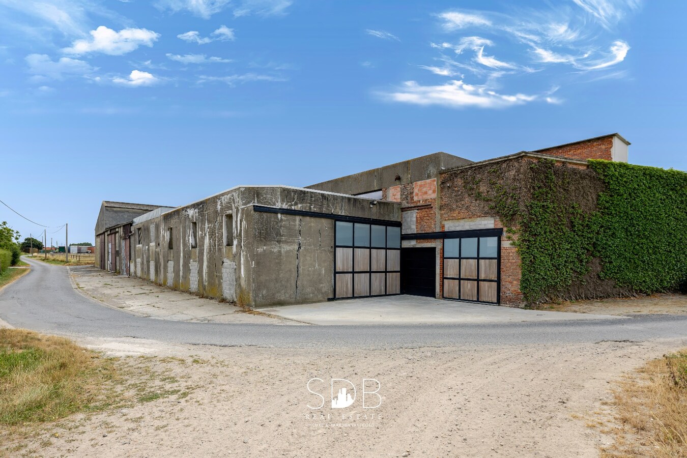 Landelijke villa met ruime bedrijfsgebouwen en opslagmogelijkheden op 23.740m² 