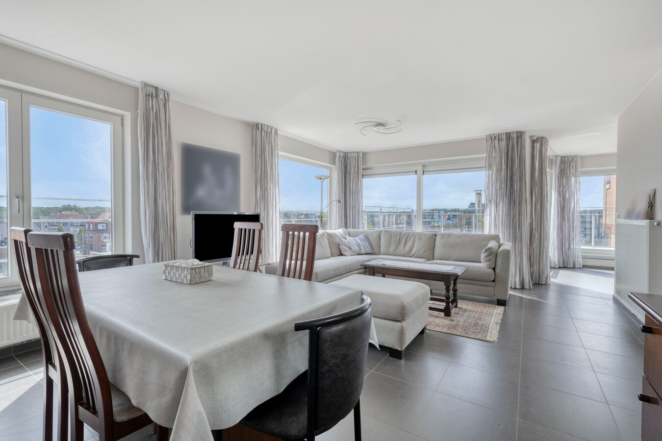 Penthouse ensoleillé avec une très grande terrasse 