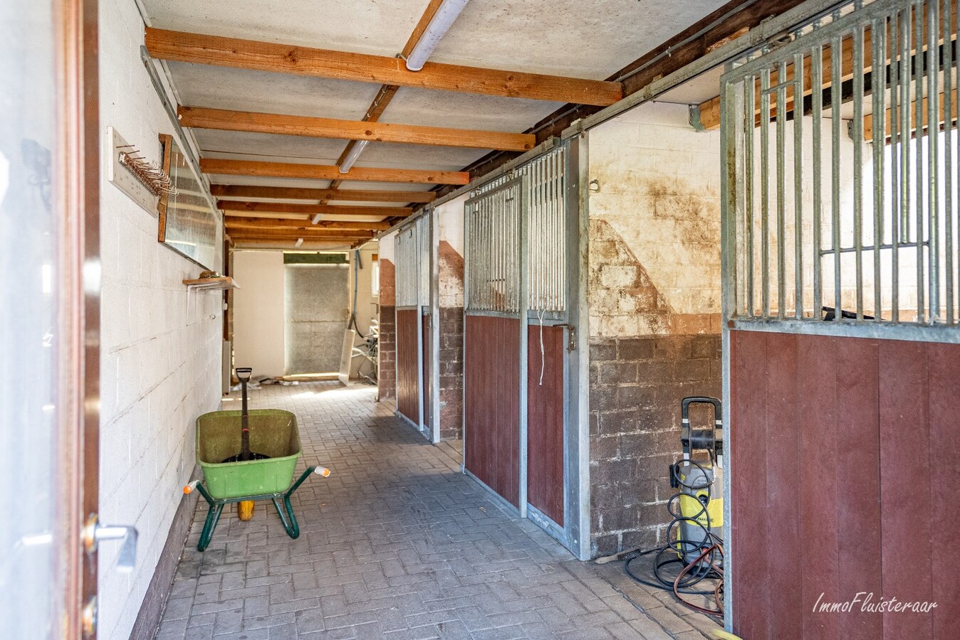 Ruime woning met paardenstallen op ca. 85 are te Kinrooi 