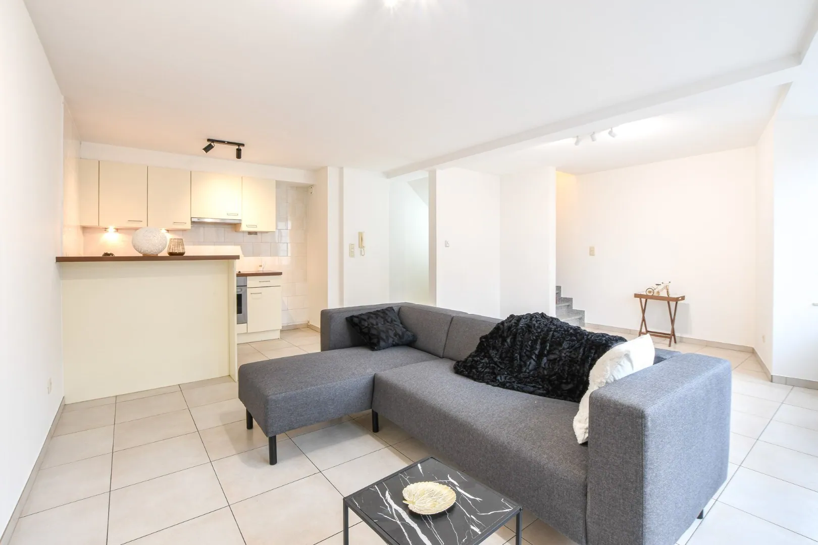 Prachtige stadswoning met inpandige garage en 2 slaapkamers in centrum De Haan te huur!