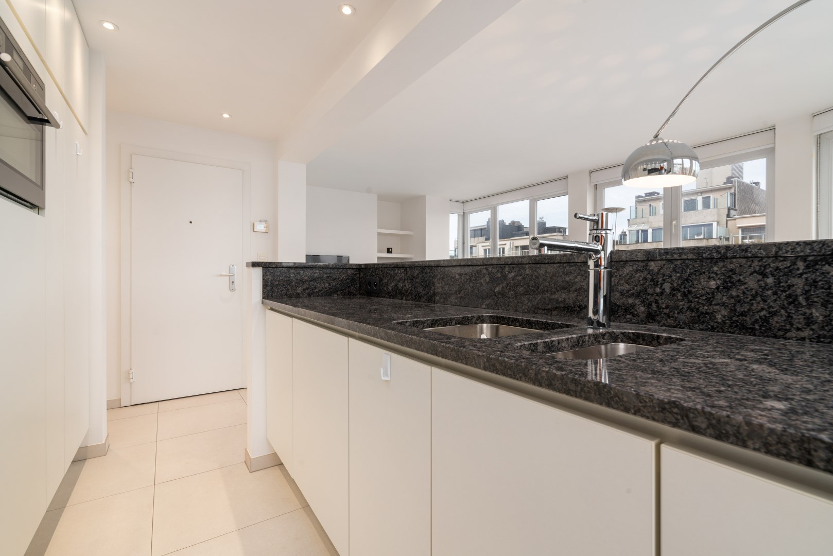 PRACHTIG GERENOVEERD 2-SLAAPKAMER APPARTEMENT OP TOPLIGGING 