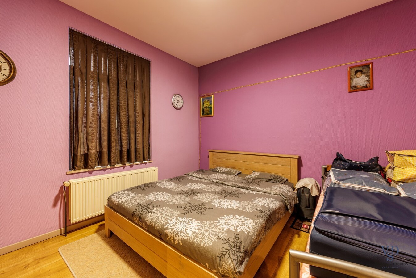 Woning met tuin én 2 staanplaatsen én car-port. 