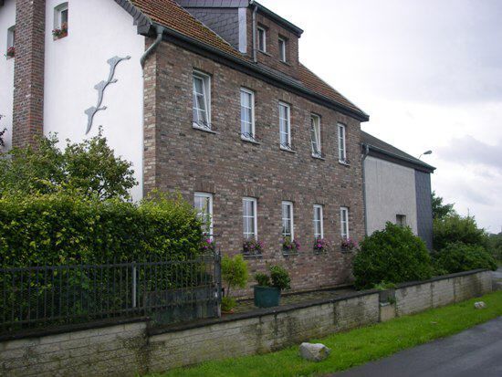 Splendide propriété avec piste couverte et boxes sur environ 1,3ha 