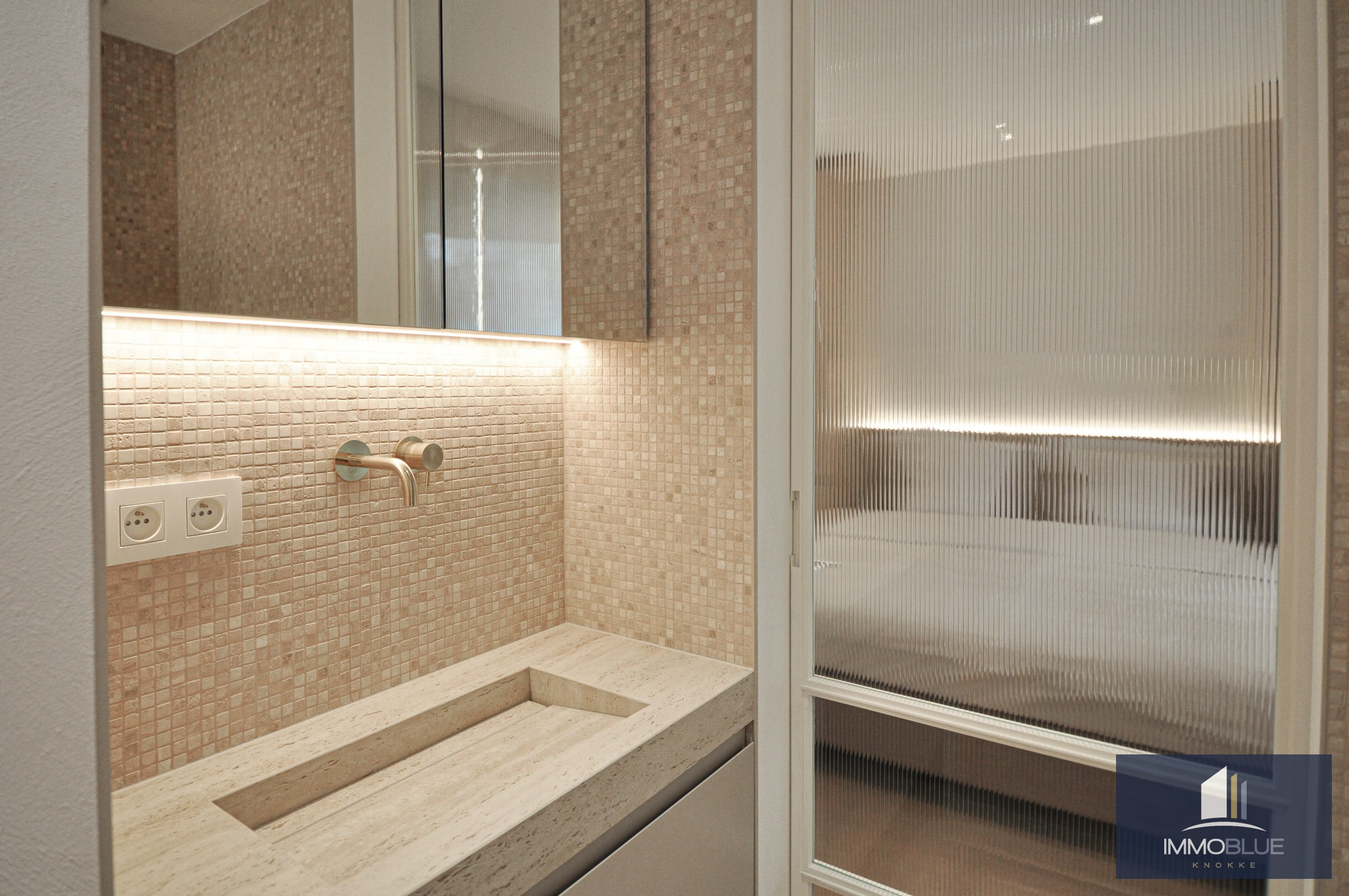 Appartement entièrement rénové et lumineux avec une vue dégagée magnifique, situé dans une résidence de standing. 