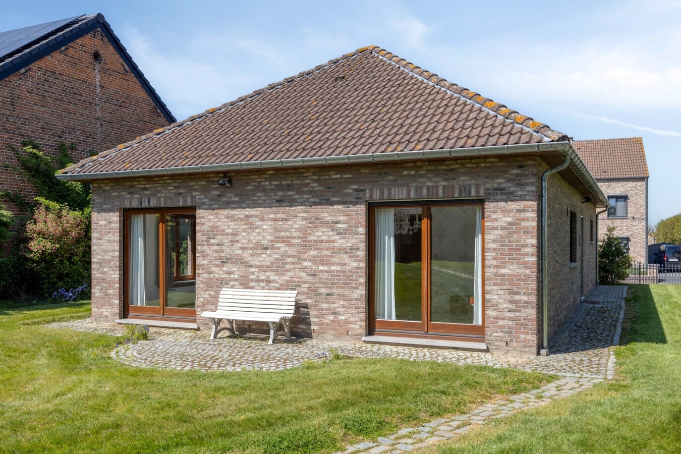 Instapklare bungalow met zuidtuin, garage en rust in Outgaarden 