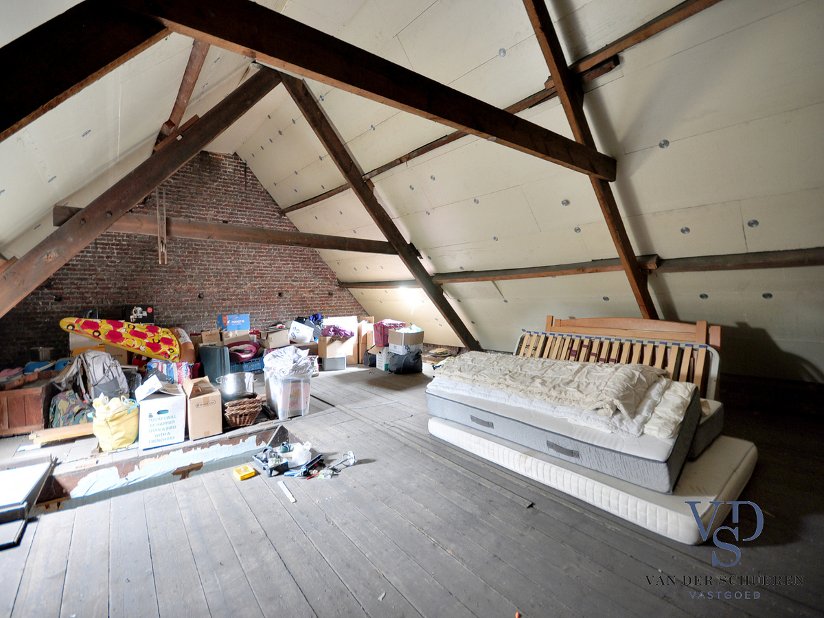 Op te frissen gezinswoning in hartje Gavere ! 