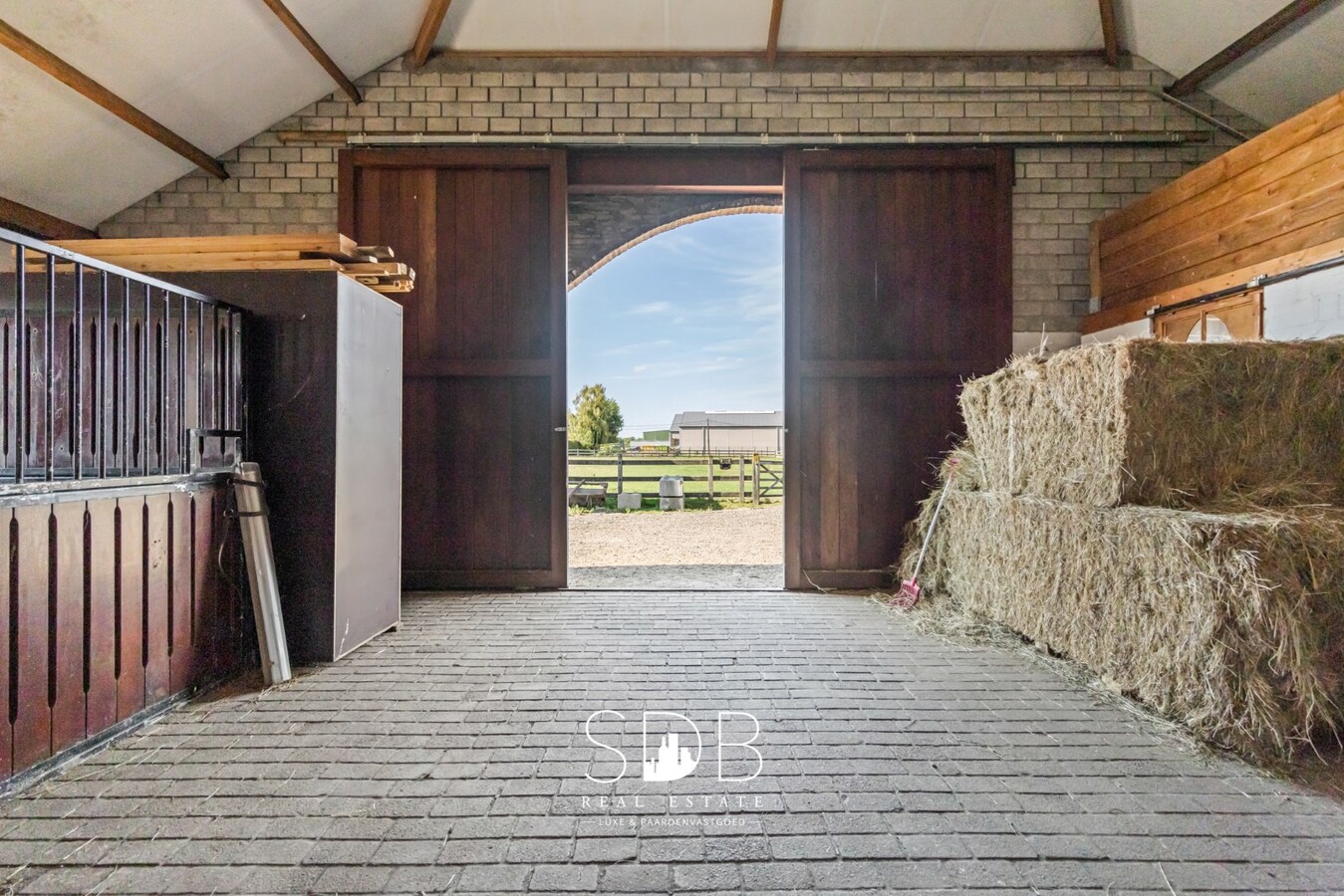 Prachtige landelijke woning met hippische accommodatie op 2,5hectare 