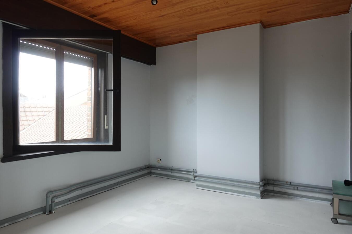 Ruime, op te knappen woning in centrum Zerkegem 