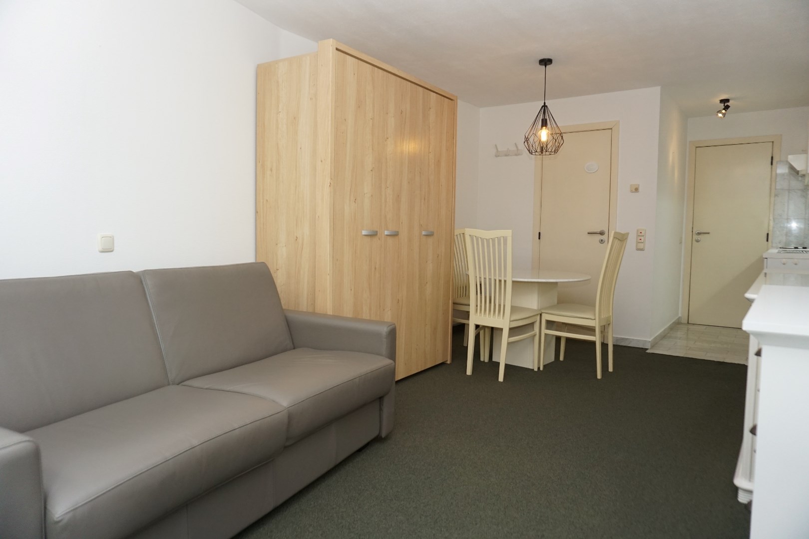 GEMEUBELDE STUDIO MET ZIJDELINGS ZEEZICHT IN CENTRUM OOSTENDE 