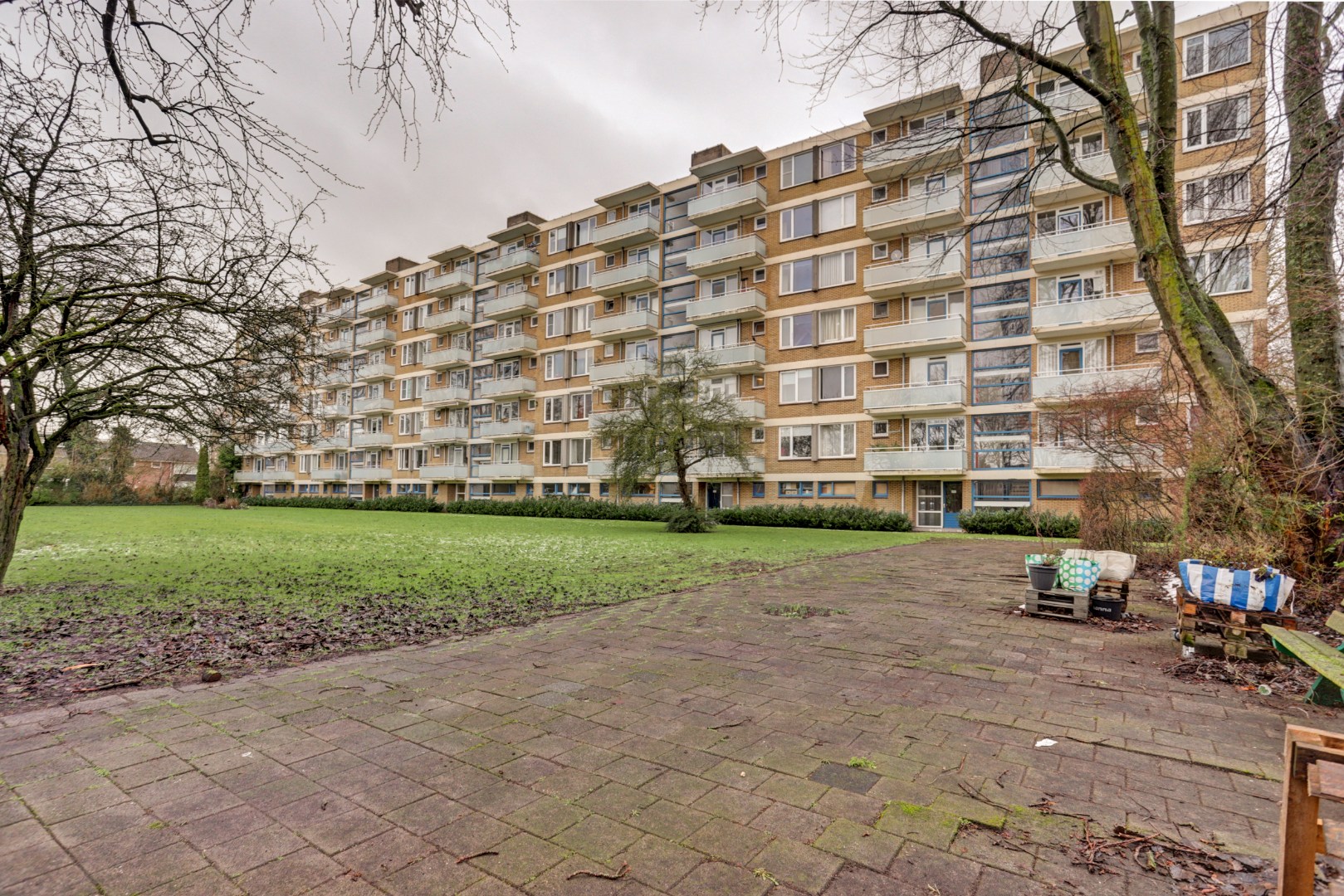 In "Het Lage Land" gelegen 4-kamer appartement met 3, slaapkamers, moderne keuken, 2 balkons,  berging in de onderbouw en gelegen op eigen grond! 