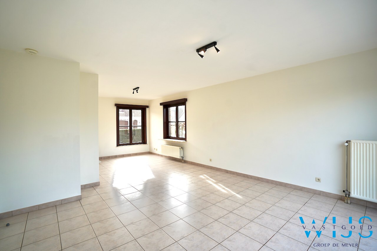 Instapklaar woonhuis in woonwijk te Eeklo! 