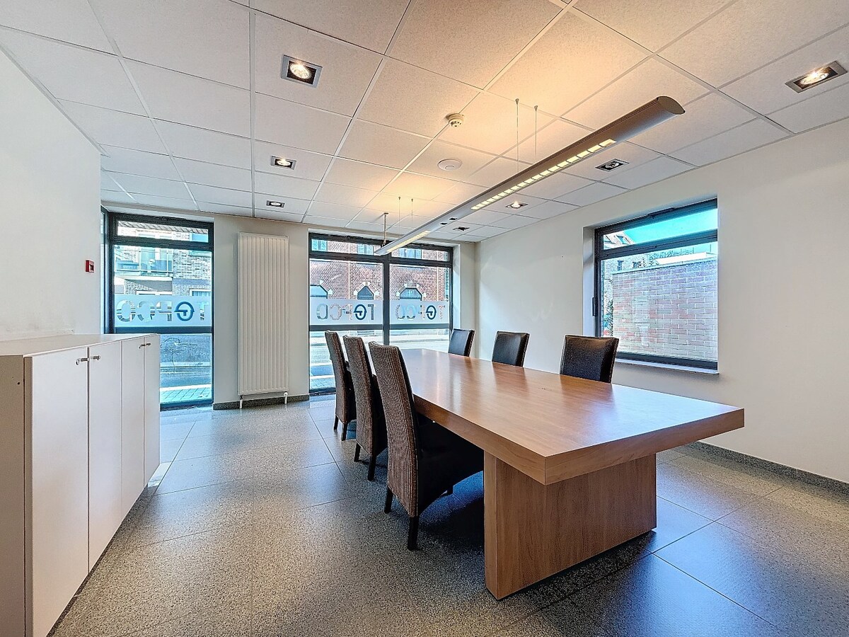 Commercieel gelegen kantoorruimte nabij E17 te centrum Olsene 